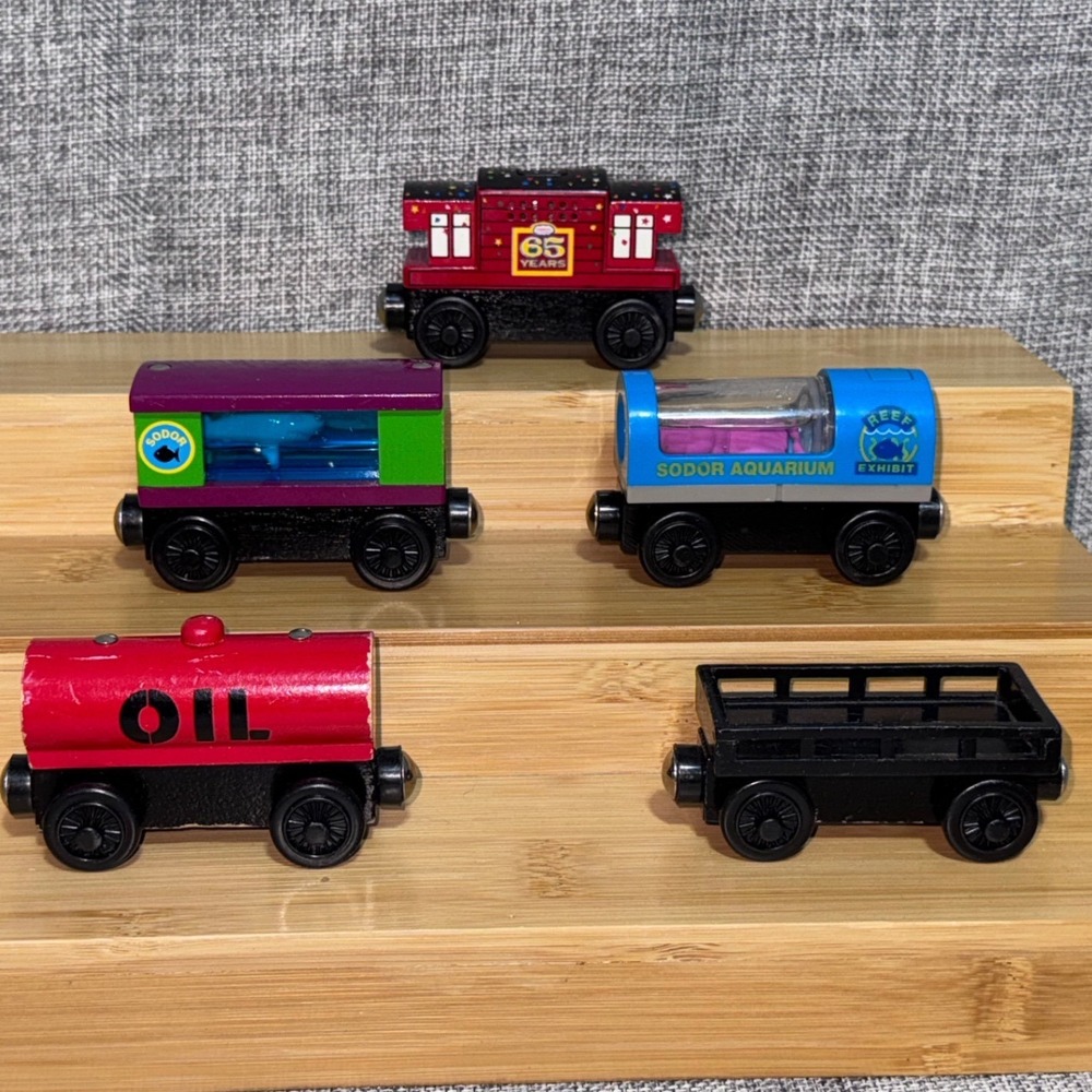 Thomas & Friends Wooden Railway 5pc Lot Red Cargo Oil Tanker, Aquarium, and More